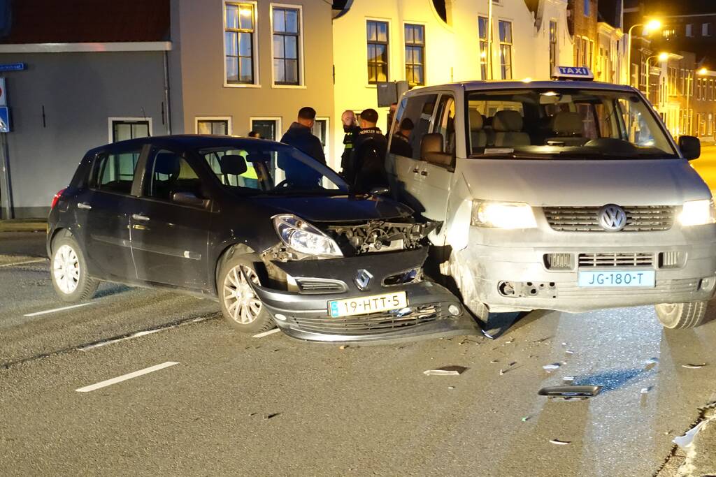 Gewonde na aanrijding met taxibus