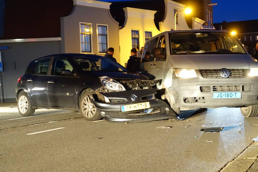 Gewonde na aanrijding met taxibus