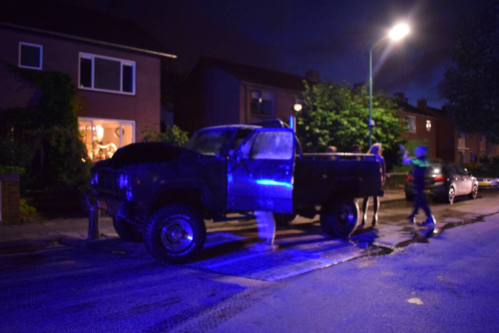 Jeep vliegt in brand tijdens tanken