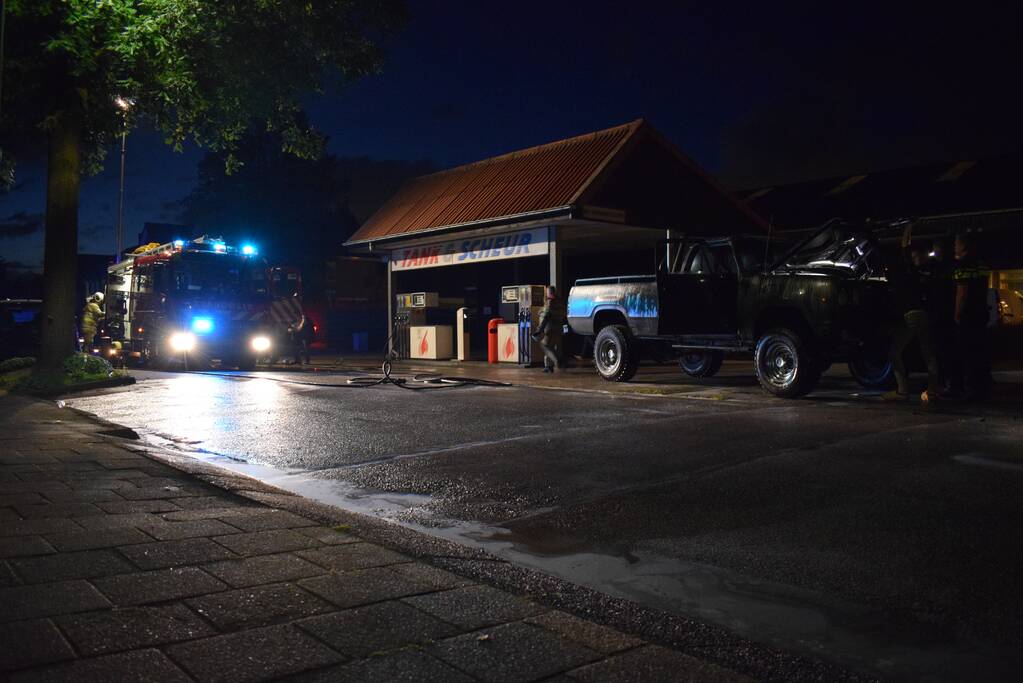 Jeep vliegt in brand tijdens tanken