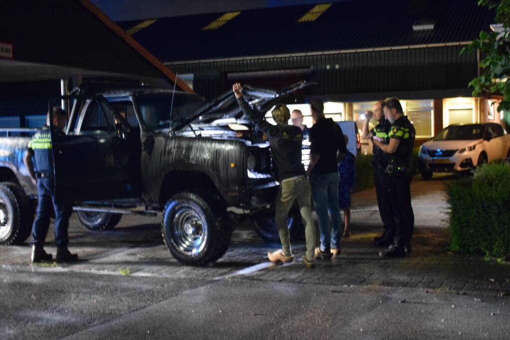 Jeep vliegt in brand tijdens tanken