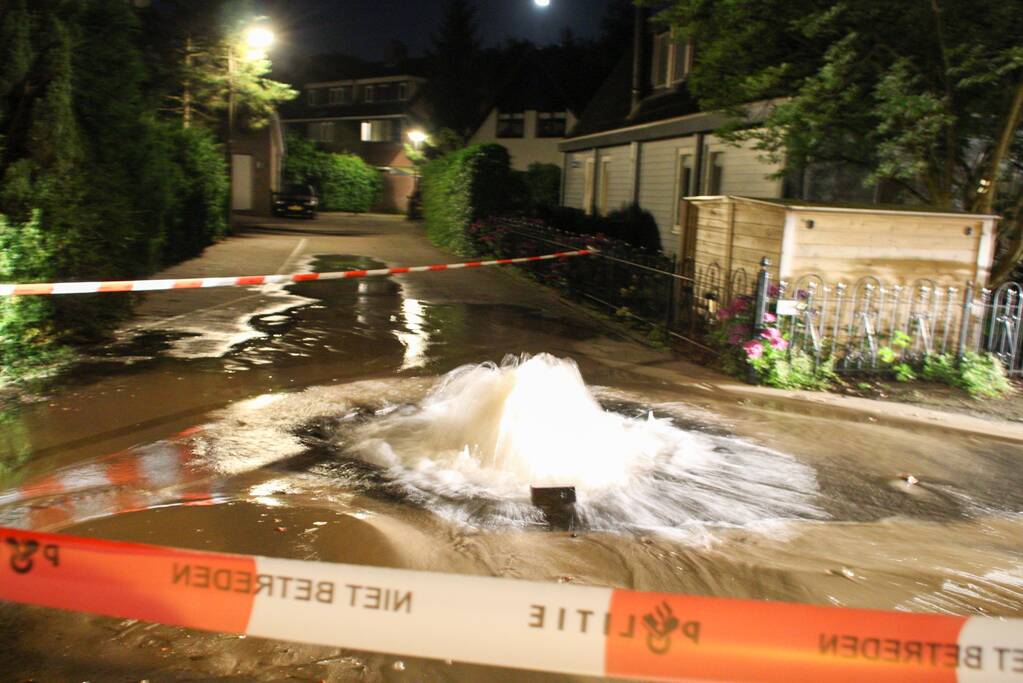 Waterleiding gesprongen in woonwijk