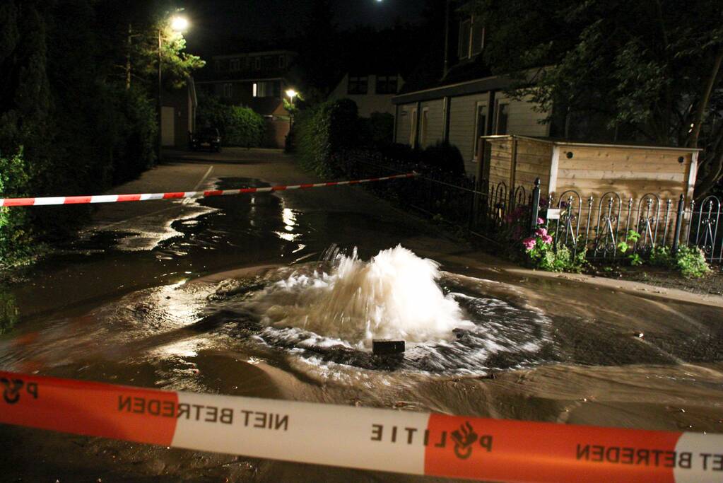 Waterleiding gesprongen in woonwijk