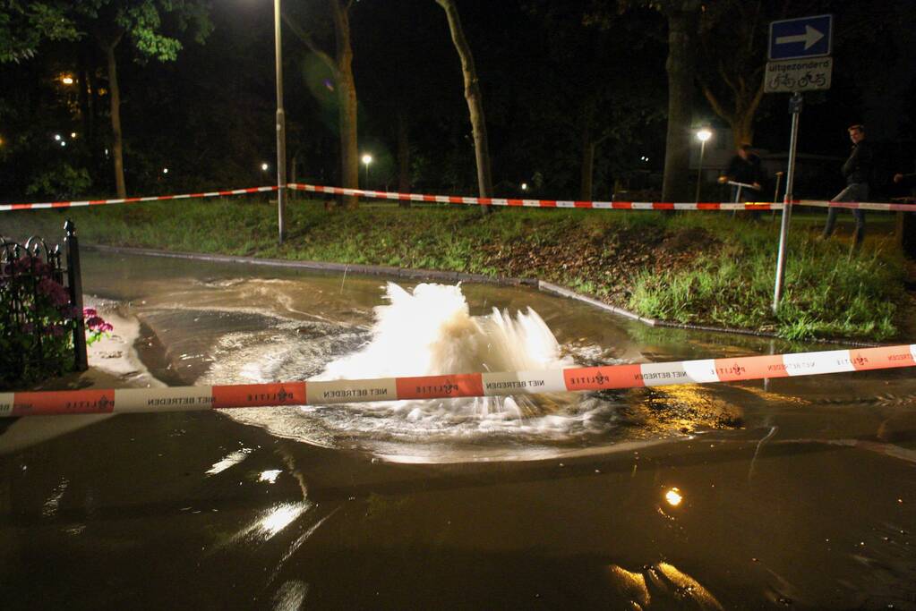 Waterleiding gesprongen in woonwijk