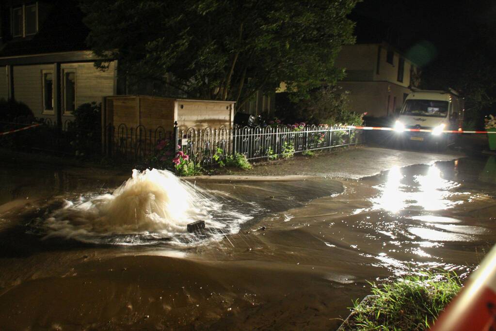 Waterleiding gesprongen in woonwijk