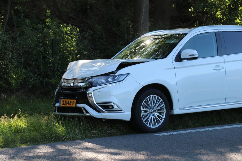 Gewonde en flinke schade bij kop-staartaanrijding