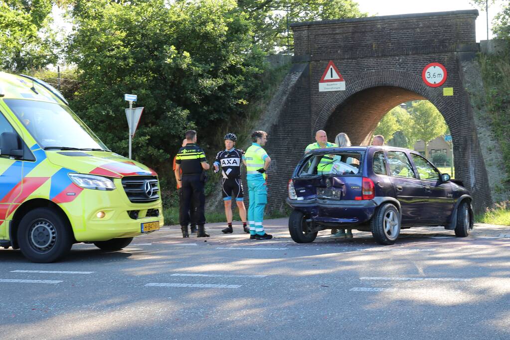 Gewonde en flinke schade bij kop-staartaanrijding