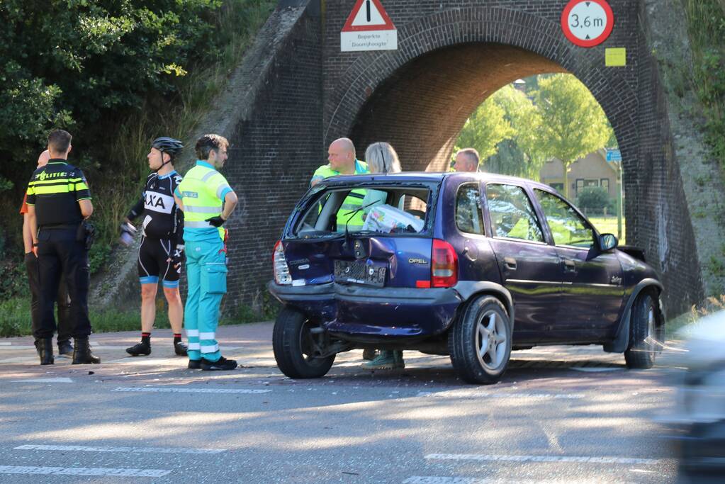 Gewonde en flinke schade bij kop-staartaanrijding