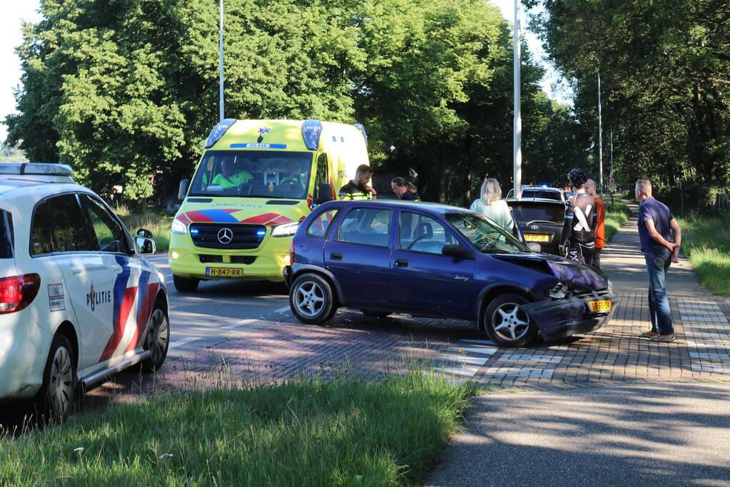 Gewonde en flinke schade bij kop-staartaanrijding