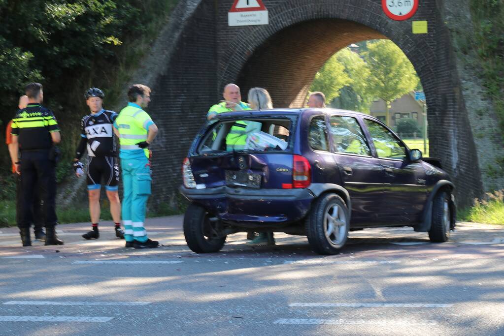 Gewonde en flinke schade bij kop-staartaanrijding