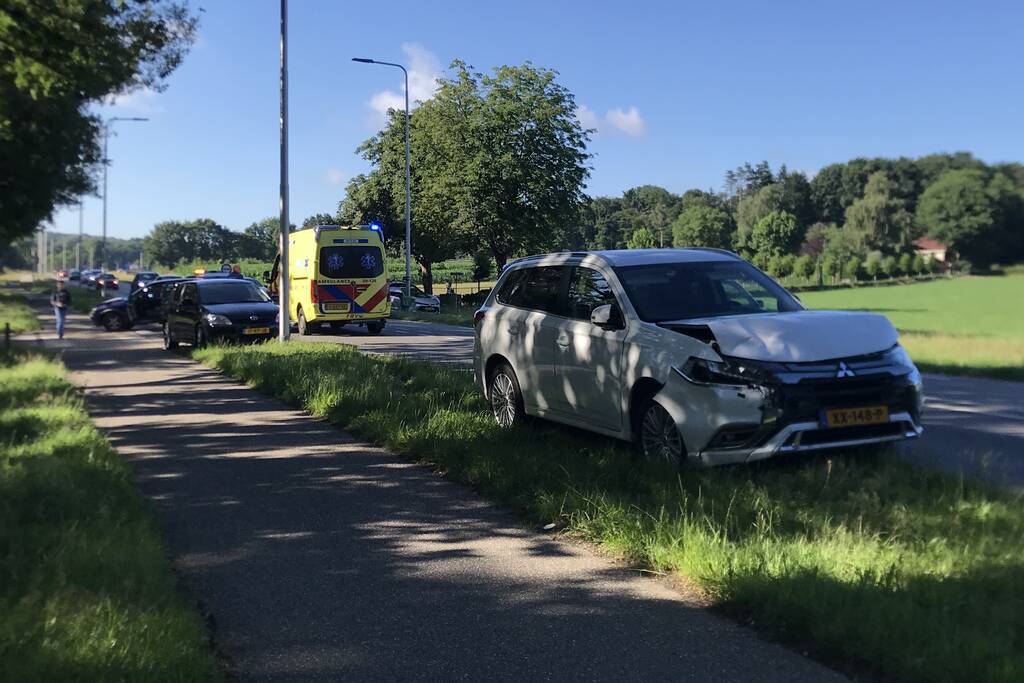 Gewonde en flinke schade bij kop-staartaanrijding