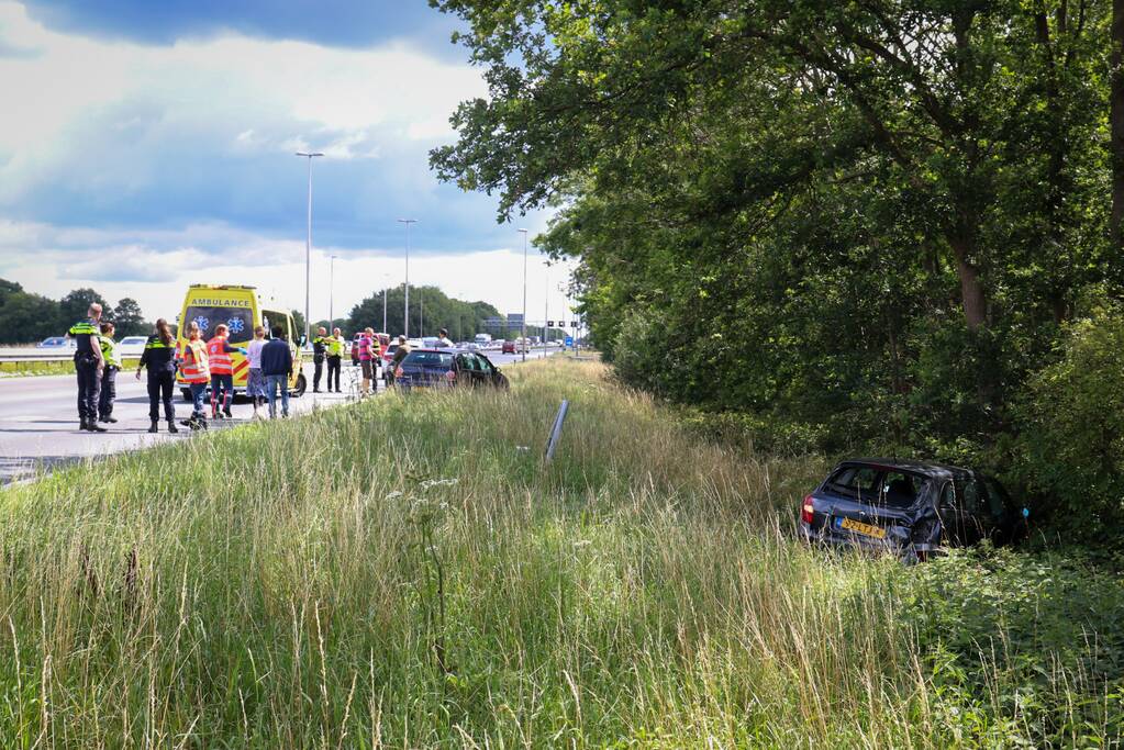 Flinke schade na ongeval tussen drie auto's en vrachtwagen