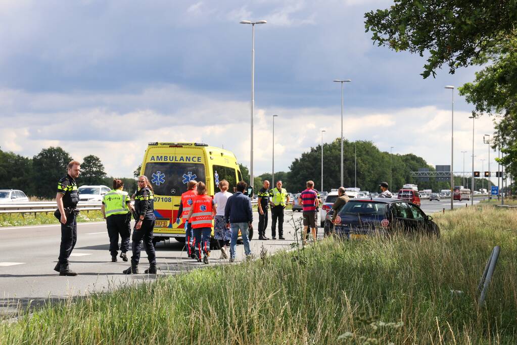 Flinke schade na ongeval tussen drie auto's en vrachtwagen