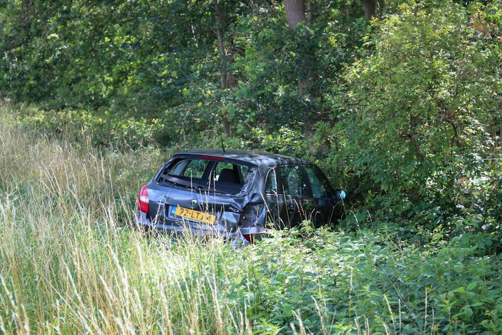 Flinke schade na ongeval tussen drie auto's en vrachtwagen