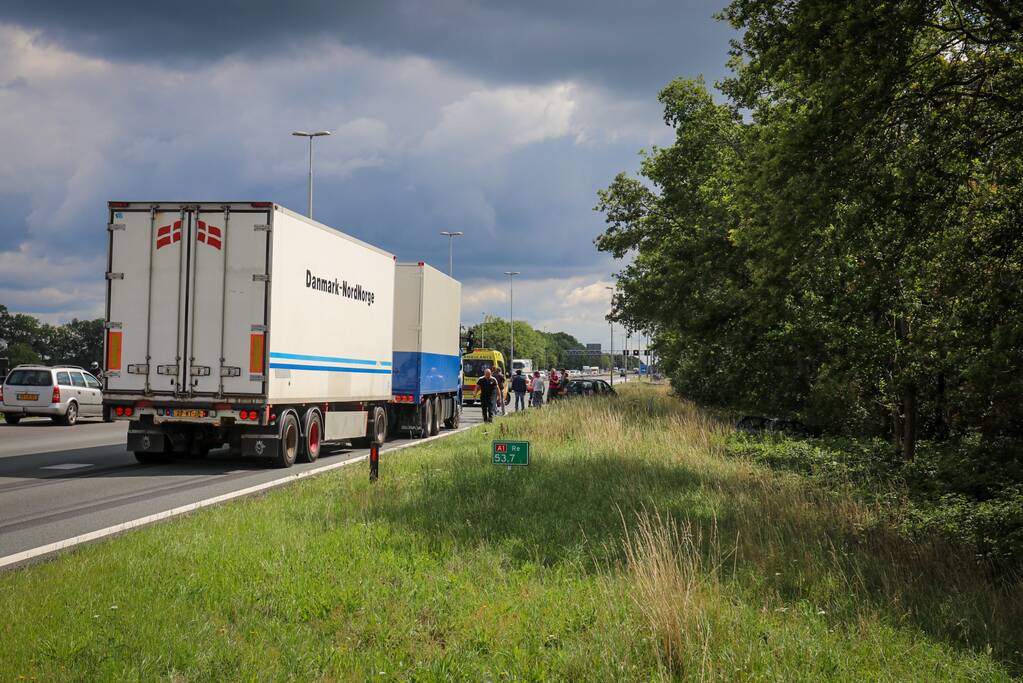 Flinke schade na ongeval tussen drie auto's en vrachtwagen