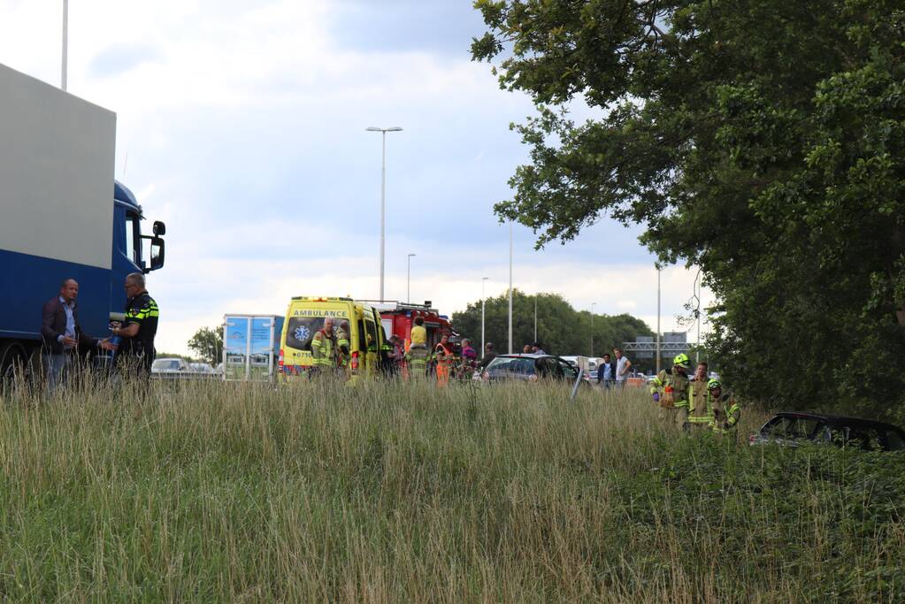 Flinke schade na ongeval tussen drie auto's en vrachtwagen