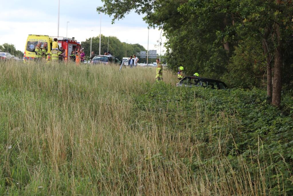 Flinke schade na ongeval tussen drie auto's en vrachtwagen