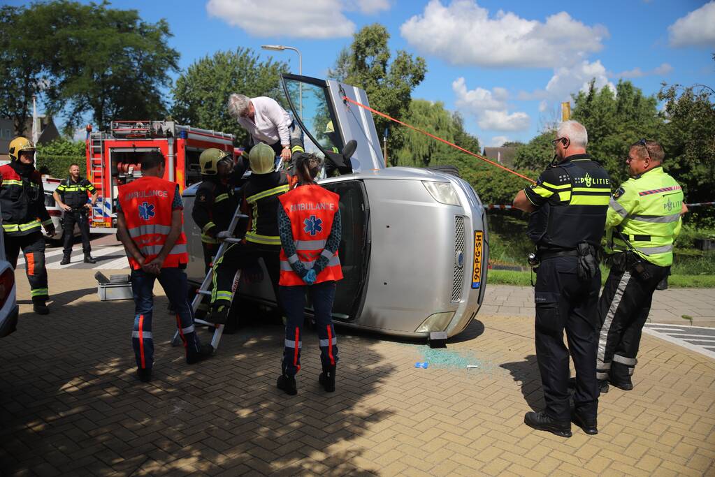 Gewonde nadat auto op de kant beland