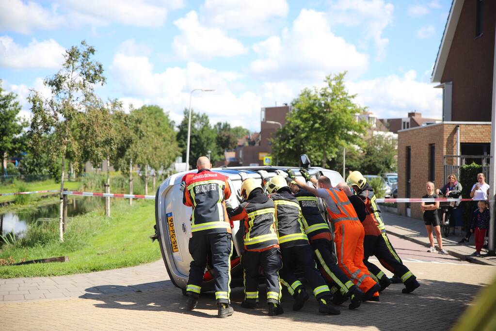 Gewonde nadat auto op de kant beland