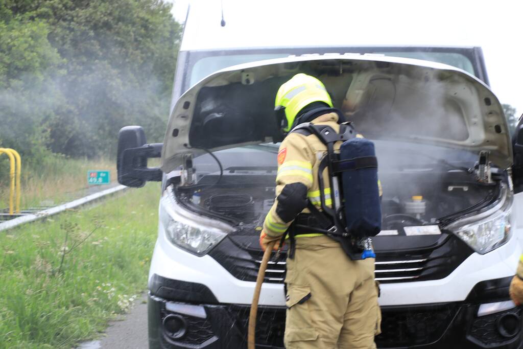 Drama op snelweg, camper vliegt in brand in de file