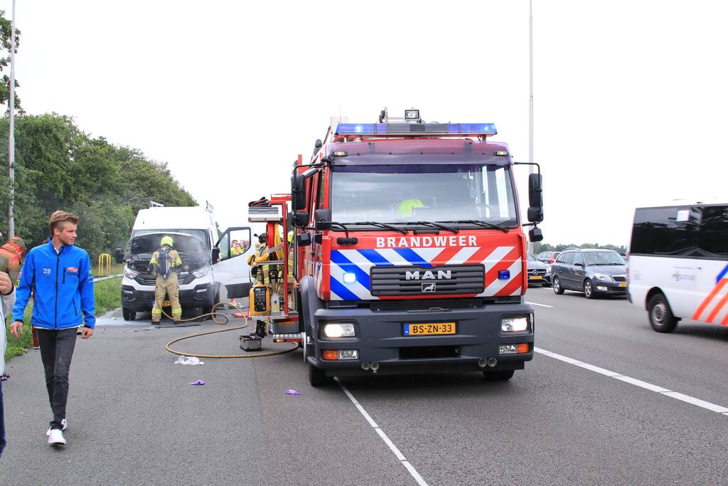 Drama op snelweg, camper vliegt in brand in de file