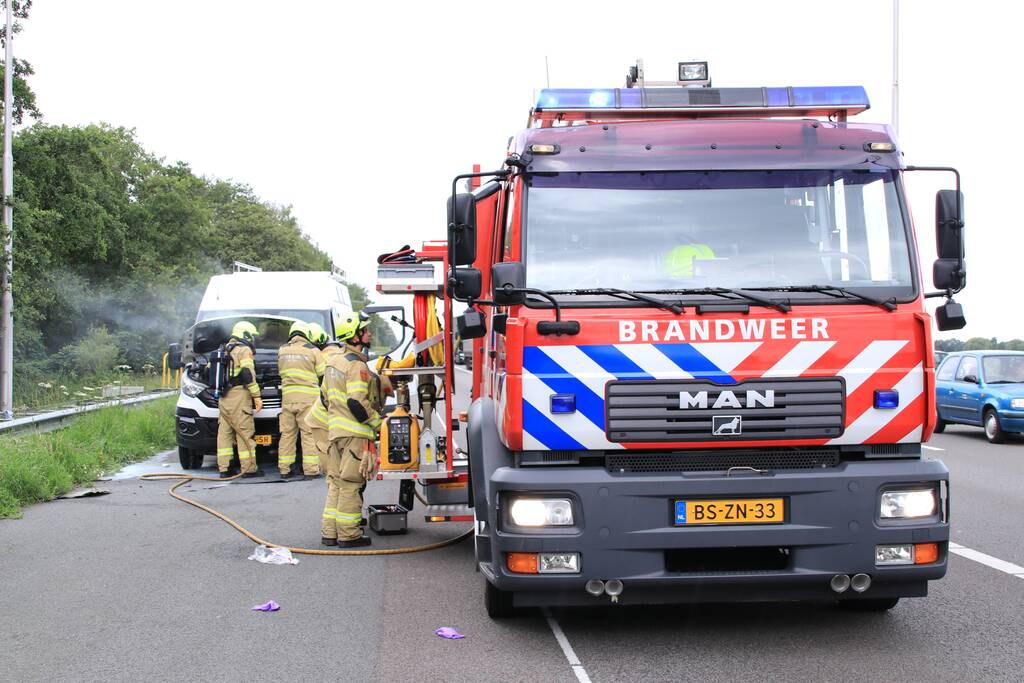 Drama op snelweg, camper vliegt in brand in de file