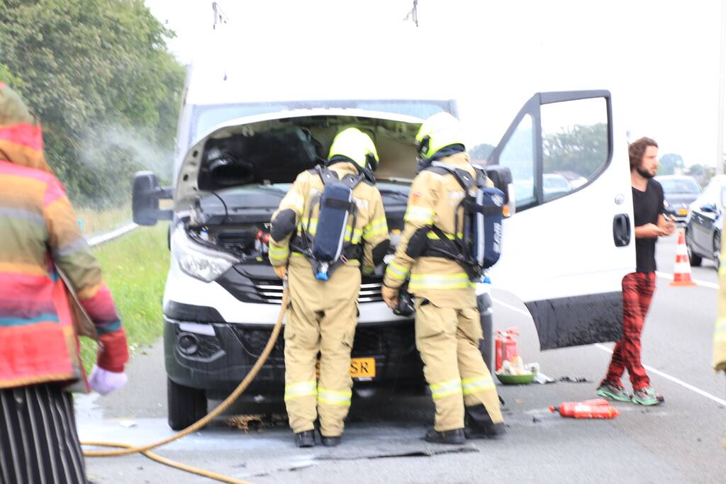 Drama op snelweg, camper vliegt in brand in de file