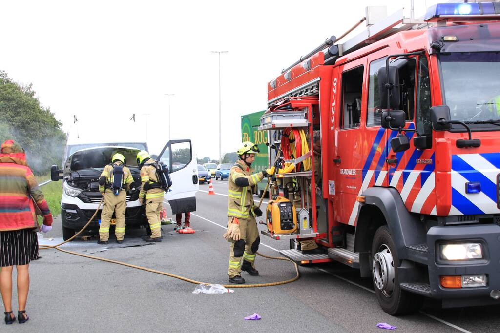 Drama op snelweg, camper vliegt in brand in de file