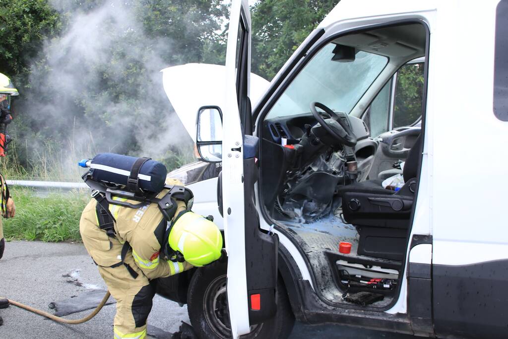 Drama op snelweg, camper vliegt in brand in de file