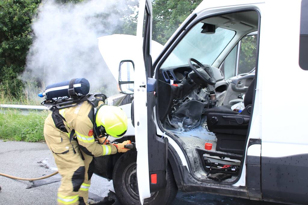 Drama op snelweg, camper vliegt in brand in de file