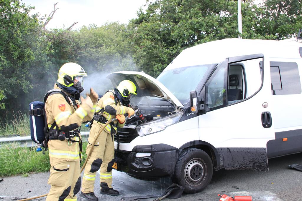 Drama op snelweg, camper vliegt in brand in de file