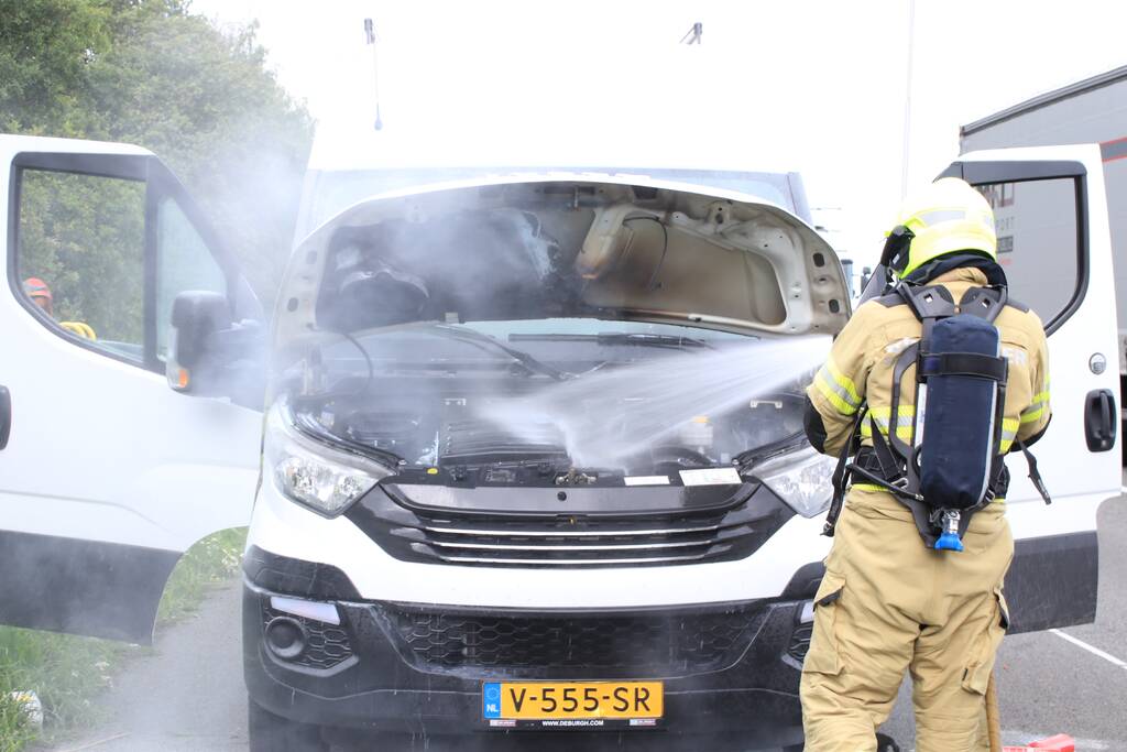 Drama op snelweg, camper vliegt in brand in de file