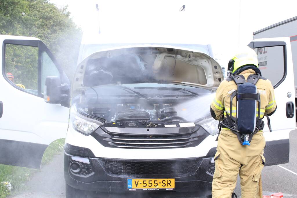 Drama op snelweg, camper vliegt in brand in de file