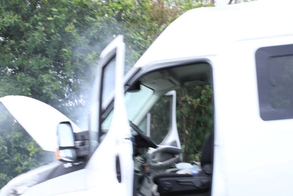 Drama op snelweg, camper vliegt in brand in de file