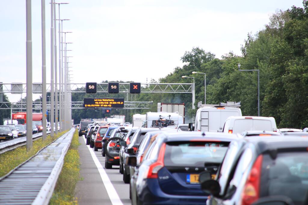 Drama op snelweg, camper vliegt in brand in de file