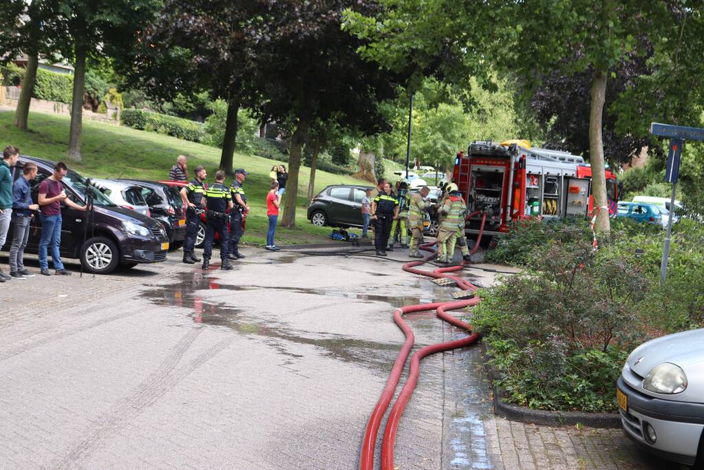 Straat afgezet na brand in woning