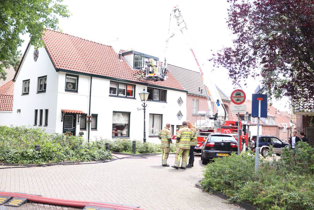 Straat afgezet na brand in woning