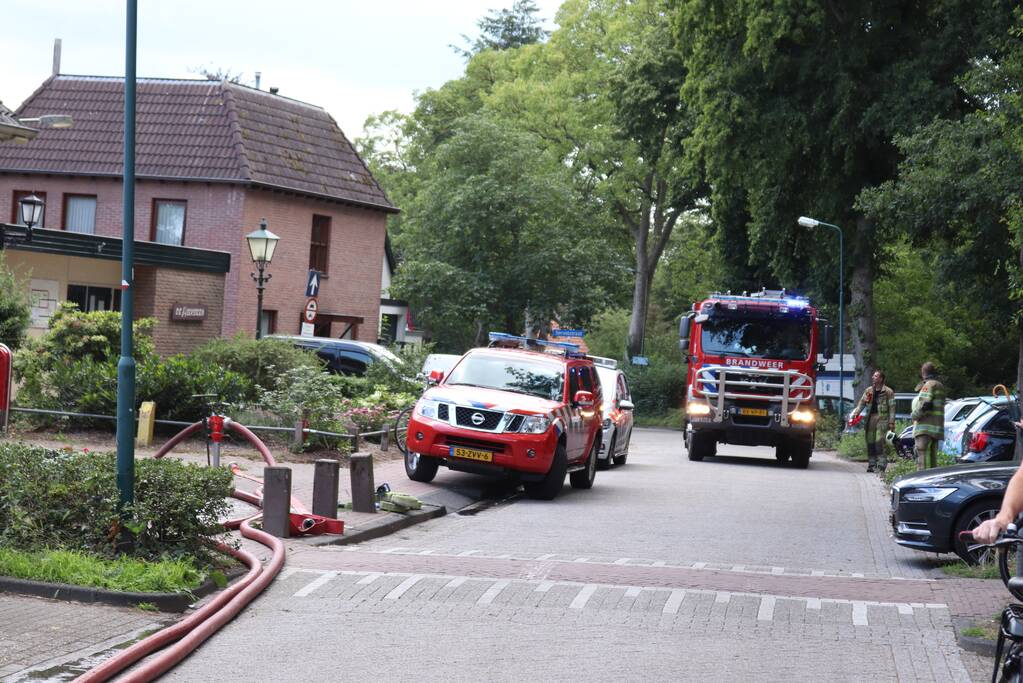 Straat afgezet na brand in woning