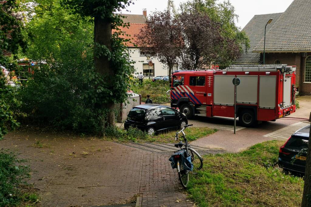 Straat afgezet na brand in woning