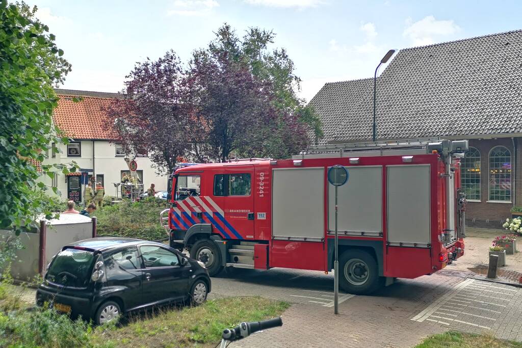 Straat afgezet na brand in woning
