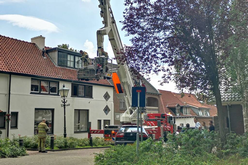 Straat afgezet na brand in woning