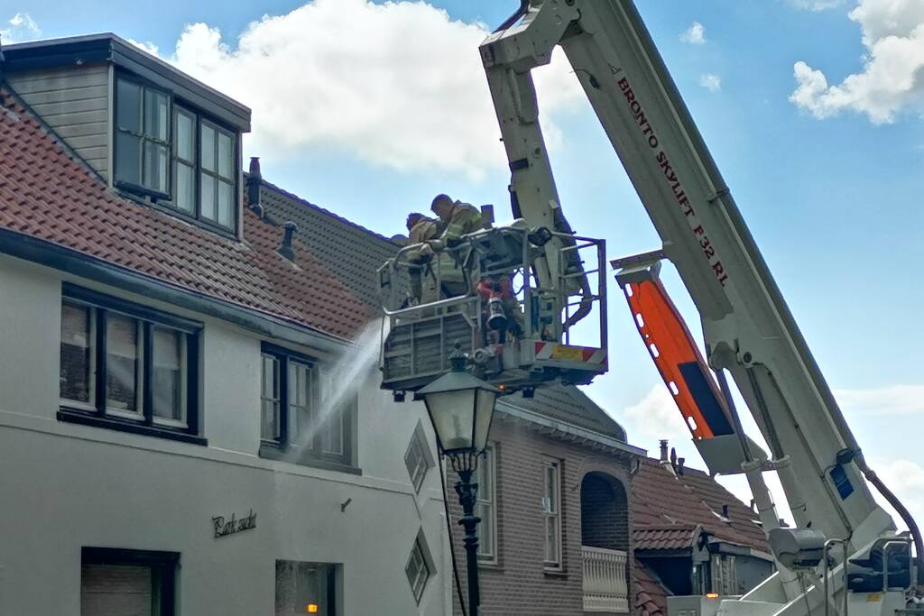 Straat afgezet na brand in woning