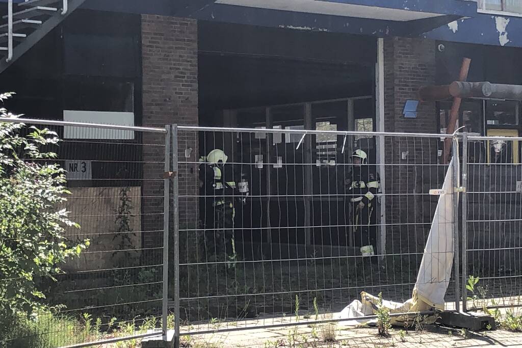 Brand in voormalig autoschadeherstelbedrijf