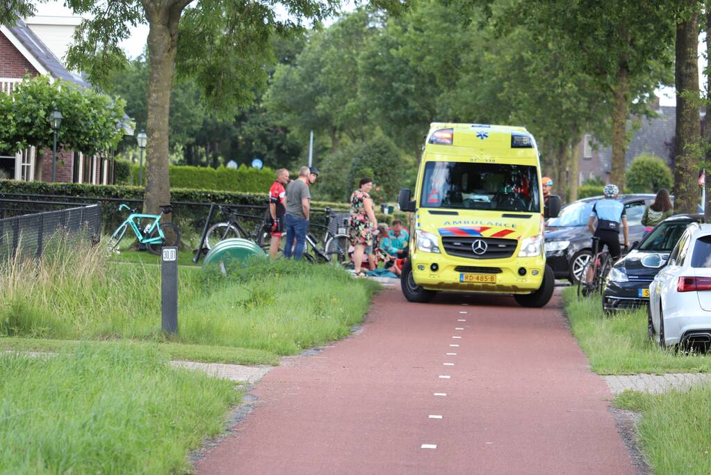 Wielrenner knalt in zijkant auto