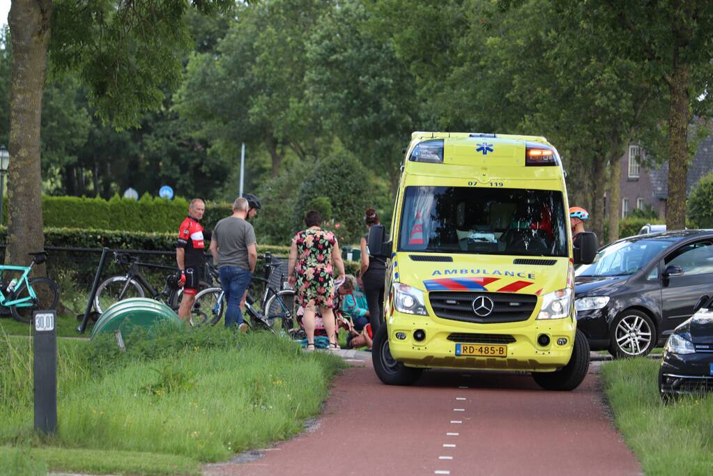 Wielrenner knalt in zijkant auto