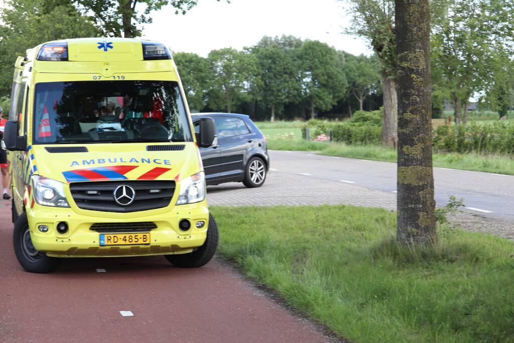 Wielrenner knalt in zijkant auto