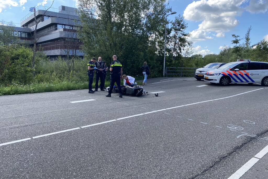 Scooterrijder ernstig gewond bij verkeersongeval