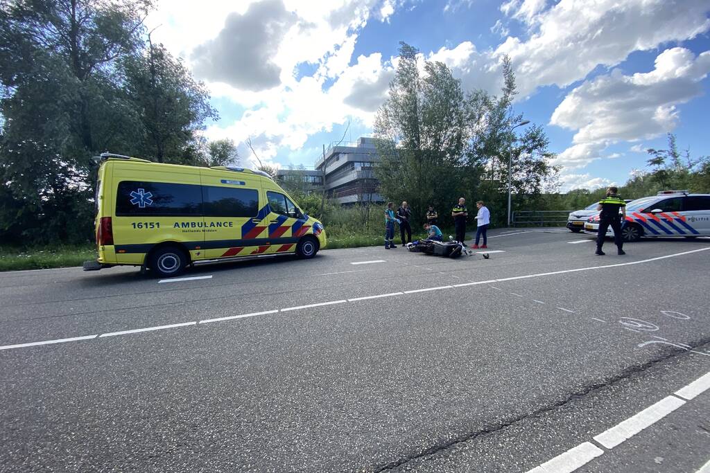 Scooterrijder ernstig gewond bij verkeersongeval