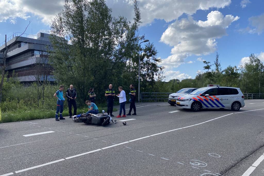 Scooterrijder ernstig gewond bij verkeersongeval