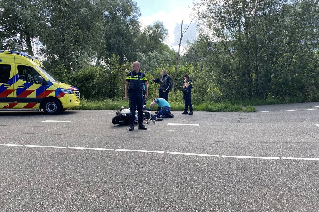 Scooterrijder ernstig gewond bij verkeersongeval